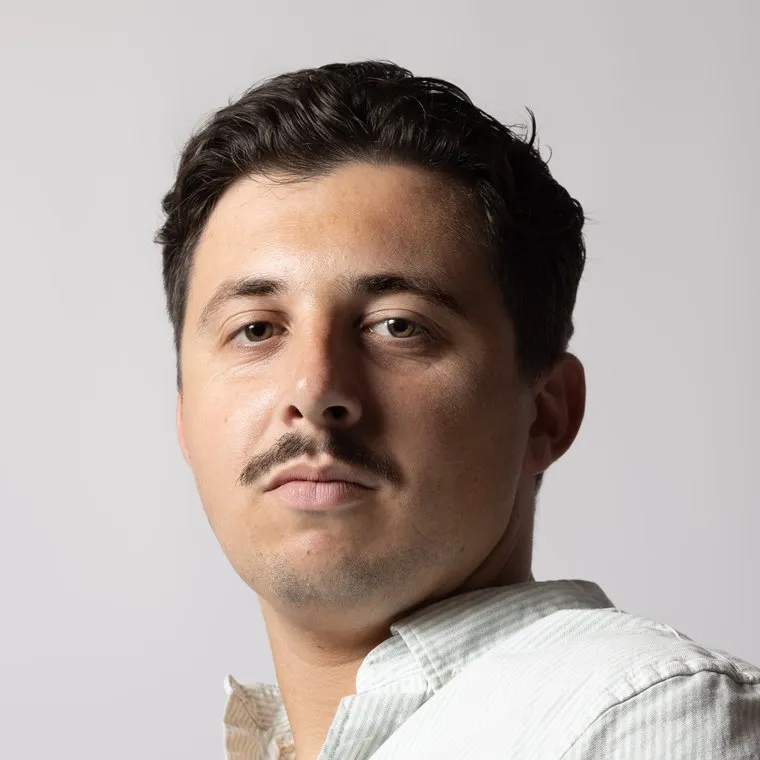 Portrait de Dylan Amy, fondateur de Dylabz Connect, assis de trois quarts.